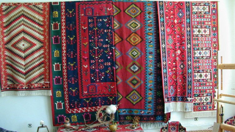 Бандити задигнаха чипровски килими от забавачница
