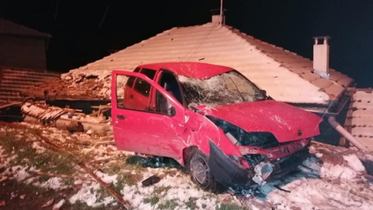 Кола се покатери на покрив на къща