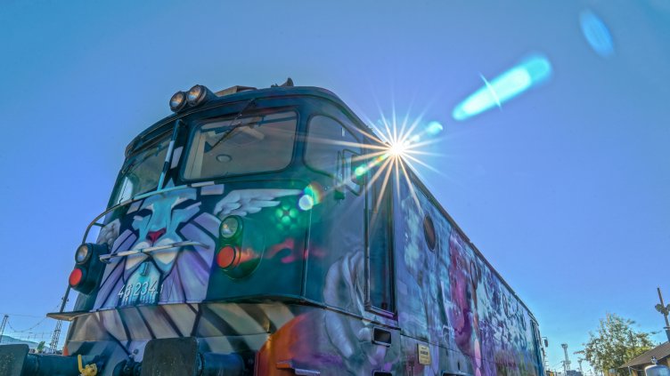 Композират арт локомотив на жп гарата във Варна