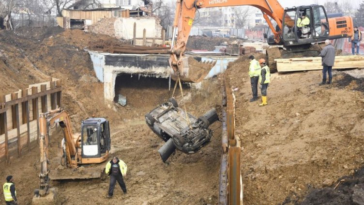 Трима пренощуваха в болница, след скок с "Ауди" в изкоп за блок във Варна