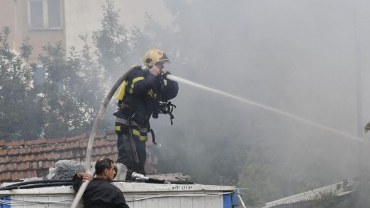 Пожар изпепели триетажна къща в Шумен