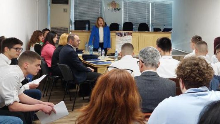 Дебати на правна тема за ученици проведе Районен съд – Варна по повод Деня на Конституцията