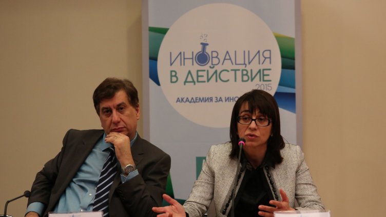 Изпълнителният директор на „Солвей Соди“ Спирос Номикос и директорът „Човешки ресурси“ в компанията Анелия Димова представиха второто издание на инициативата, с която се инвестира в младите хора и техните умения да развиват устойчиви иновации.