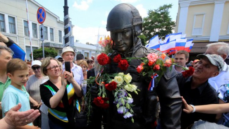 В Крим откриха статуя на въоръжения руски войник