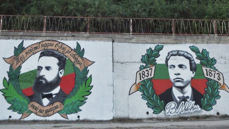 Освежават Стената на героите във Варна