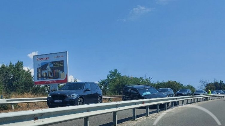 Катастрофа предизвика километрично задръстване на пътя Бургас-Созопол 