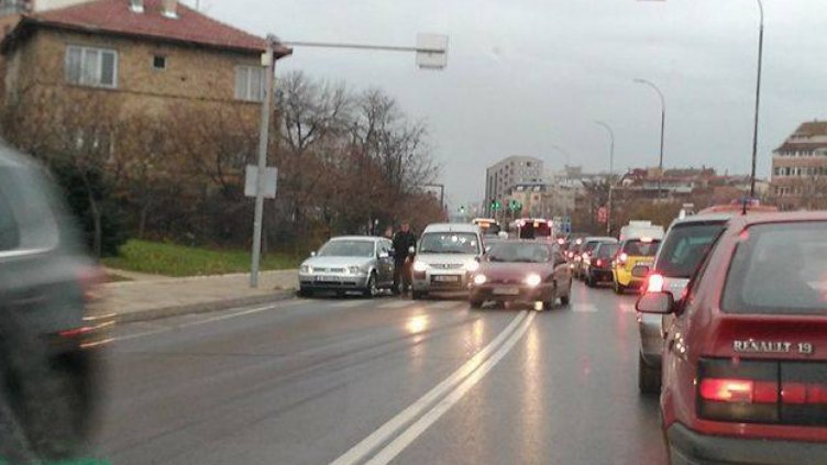 Катастрофа затруднява движението по бул. Цар Освободител