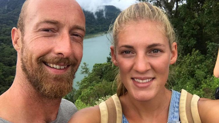 Двойка обикаля Европа със своя дом-камион