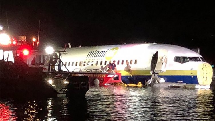 Boeing 737 със 143 души падна в река във Флорида  