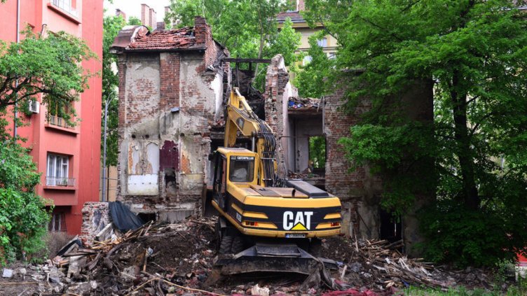 Събарянето на "Двойната къща" продължава