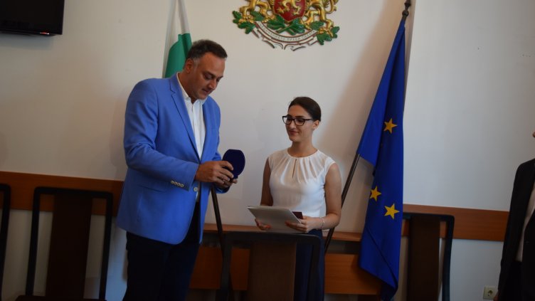 Ученичка от Математическа гимназия – Варна получи почетно отличие на МОН