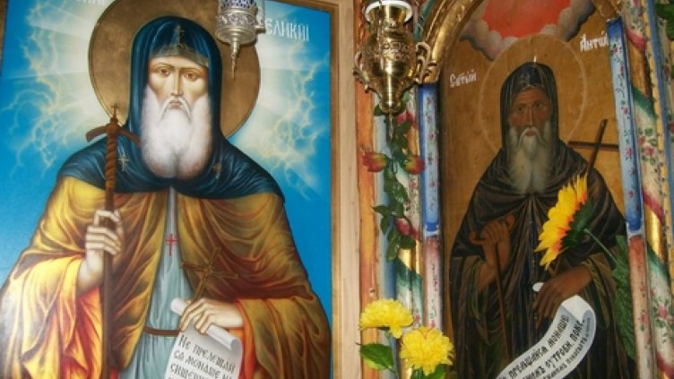 Десетки на опашка да нощуват в храм за лек