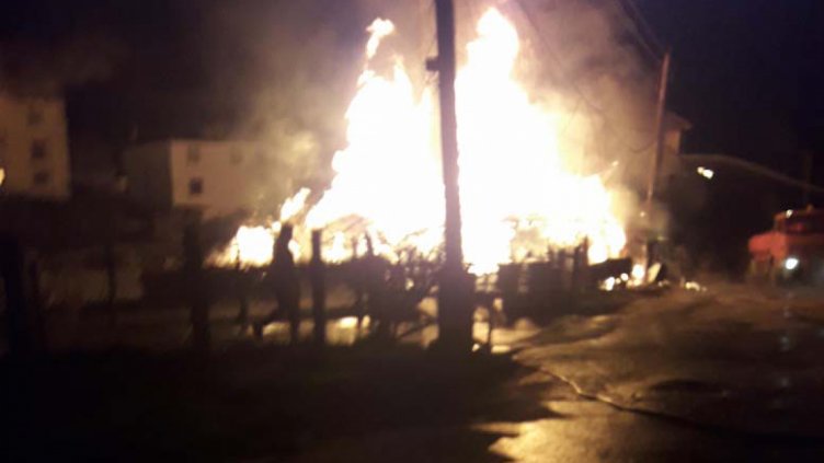 Изгоря офис на ДПС в родното село на Мустафа Карадайъ