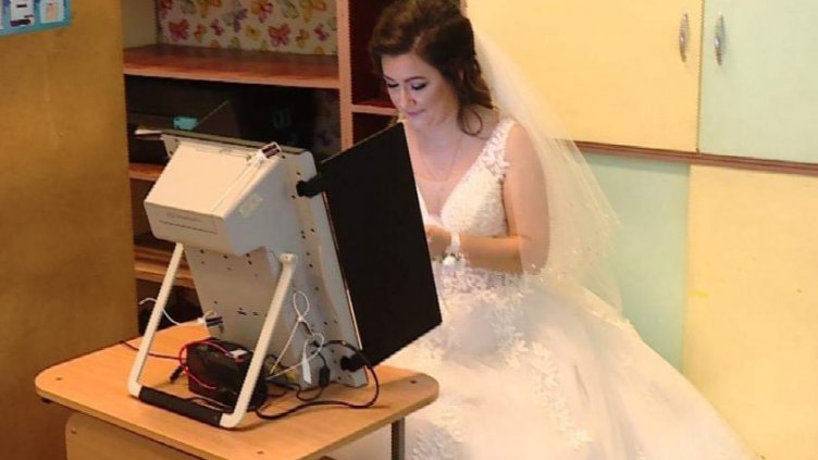 Младоженци гласуваха във Варна на своя сватбен ден