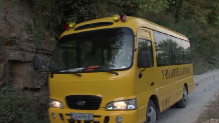Шофьор на училищен микробус почина в движение, но спаси децата