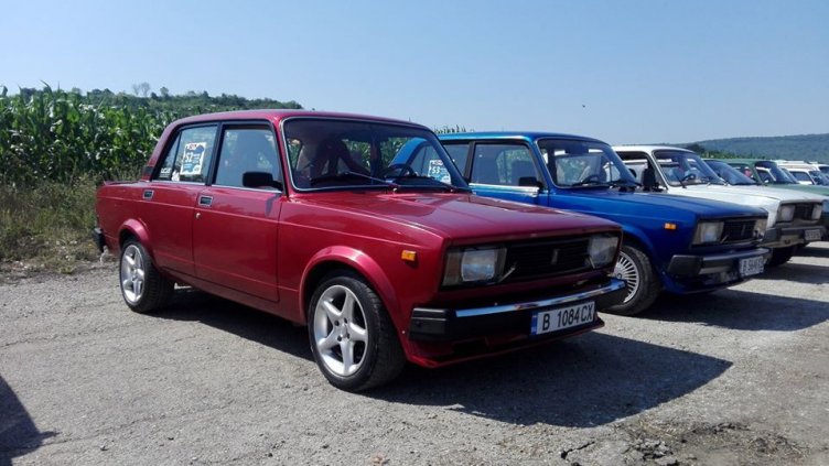 Соцвозила изпълниха улиците на Варна. Пандемията ни вкара в колите ни