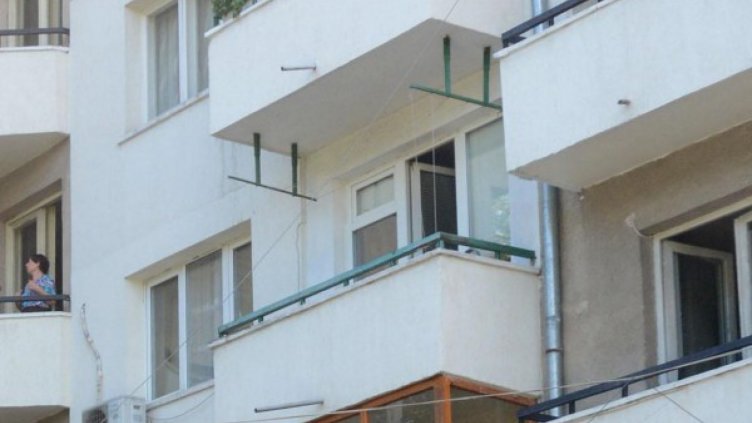 Драматична нощ в Бургас: Жена скочи от 3-я етаж и оцеля