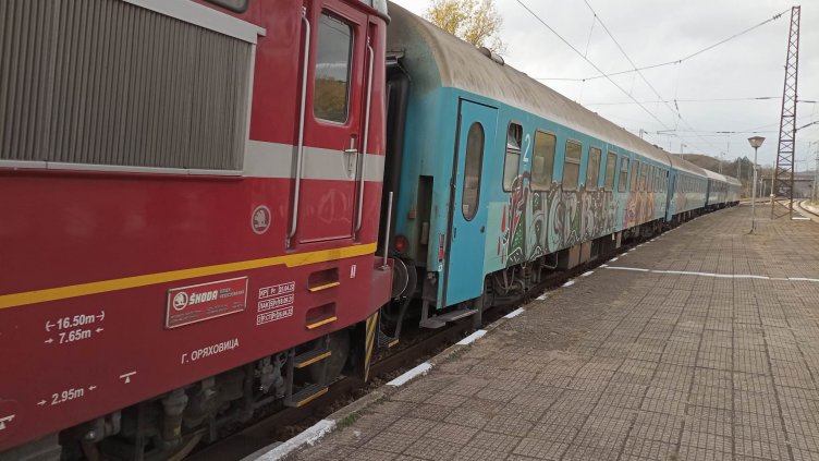 Влак помете кола, двама са пострадали