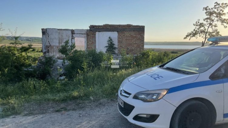 Стена от къща се стовари върху дете