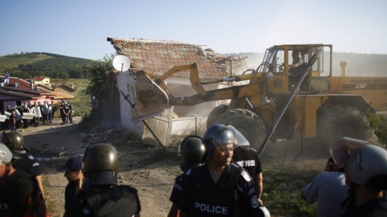 С булдозери срещу ромските колиби