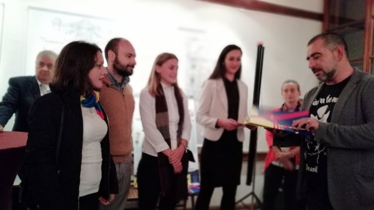 Арх. Виктор Бузев връчва наградата на екипа, взел първото място