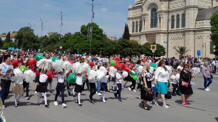 Варна отбелязва 24 май с празнично шествие (СНИМКИ)