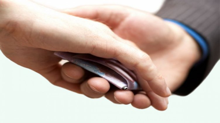 Общинският съвет в Роман не отстрани от длъжност предсетателя си, арестуван за корупция