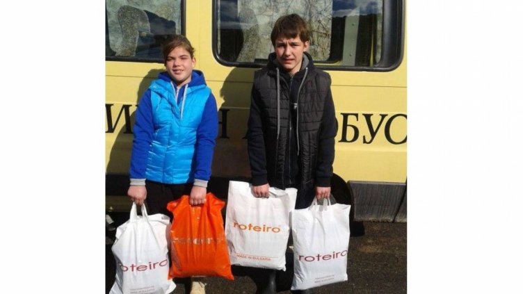 Деца отделяха от закуски, за да купят обувки на съученик!