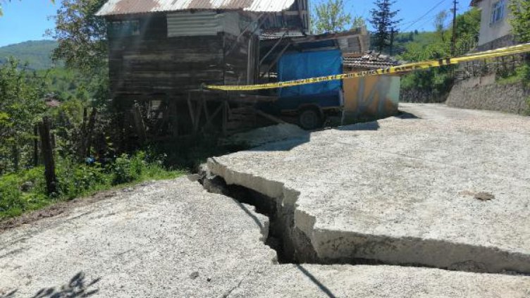 Свлачище унищожи сгради и джамия в Турция