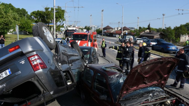 Млад мъж загина след челен удар между две коли