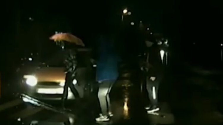 Кола помете млада дама на пешеходна пътека (ВИДЕО)