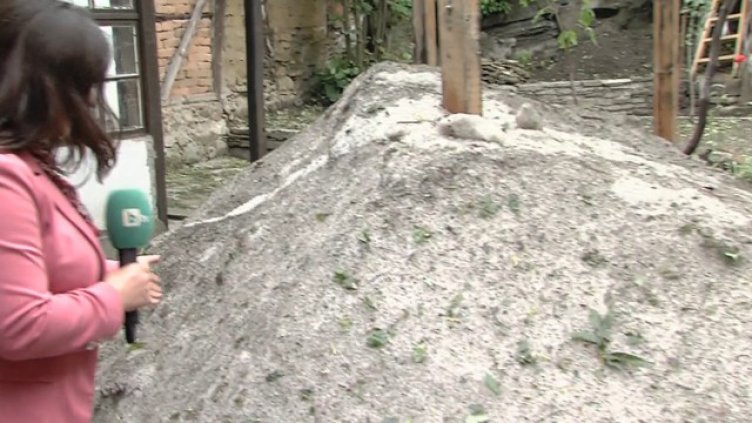 Необичайно: Ледени преспи през май в България