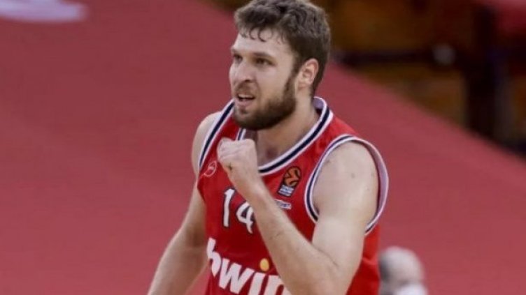 Александър Везенков изригна с "дабъл дабъл" в Евролигата
