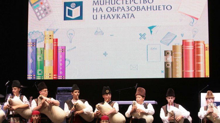 Учителските заплати скачат с 10% от 1 януари