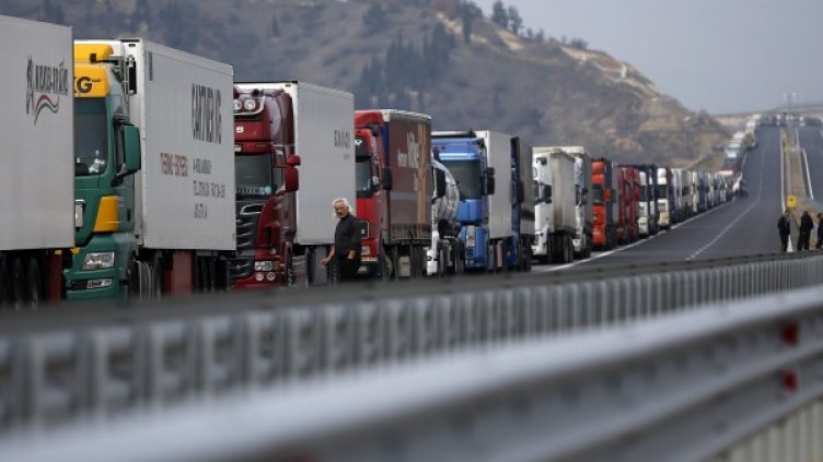 Тир спука гума и затвори АМ "Струма"