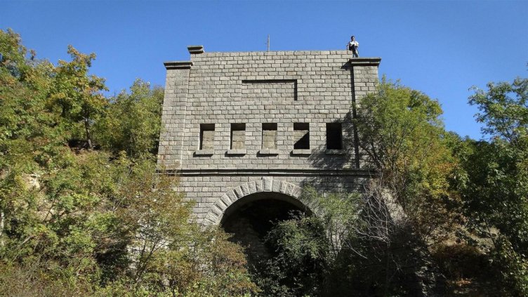 Секретен военен строеж тъне в забрава край Варна