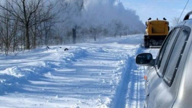 Пожарникари спасяват родилка, закъсала в преспите край Сърница