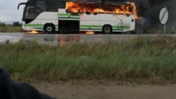 Мълния удари и подпали автобус в Гърция
