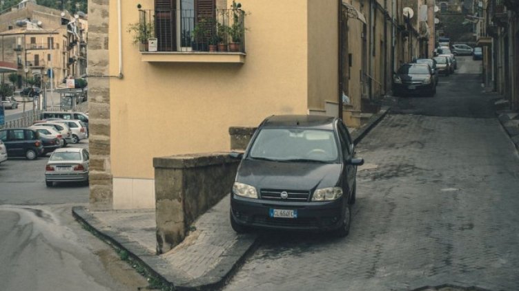 Не е само глобата. Защо не трябва да паркирате колата си по бордюрите?