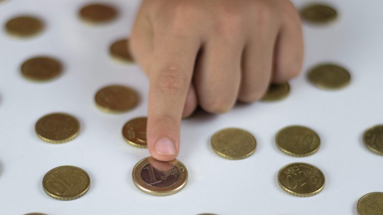 Еврото влиза в клас: учат децата на финансова грамотност