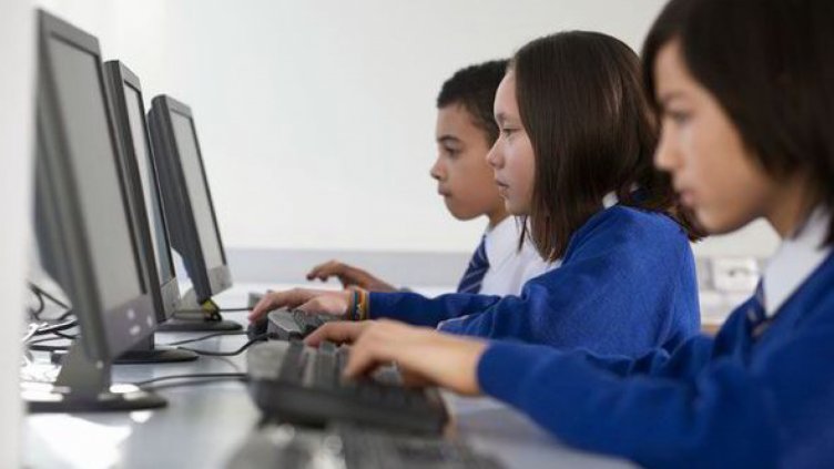  От утре в училищата във Варна започват занятия в електронна среда