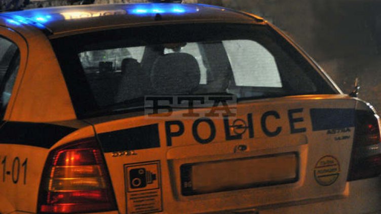 Микробус с 14 мигранти задържа полицията край Монтана