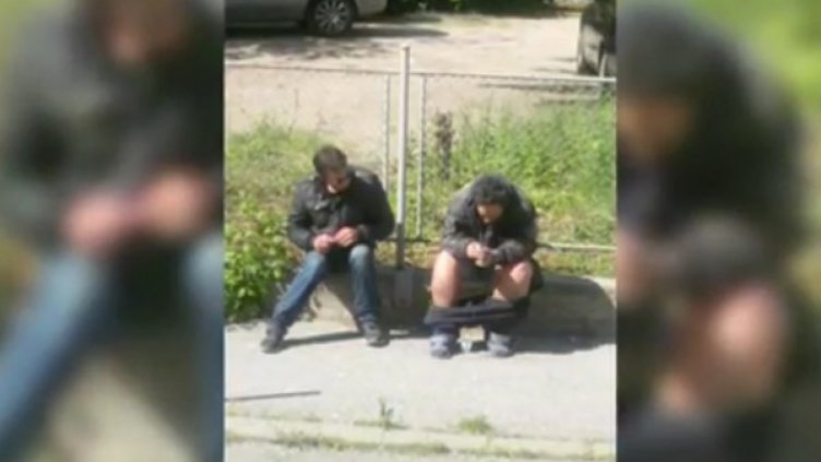 В центъра на София - деца играят, наркомани се бодат