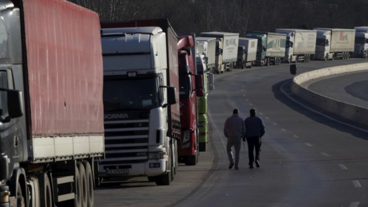 Палят ТИР в знак на  протест срещу пакета "Мобилност"  