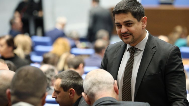 Радостин Василев иска оставката на Наталия Киселова