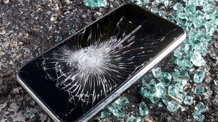 Варненска тийнейджърка разби айфона на новата на бившия си