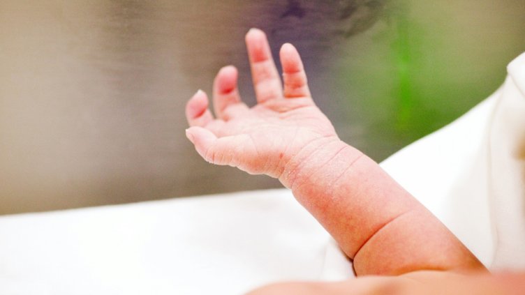 Лекари спасиха родилка и бебето й