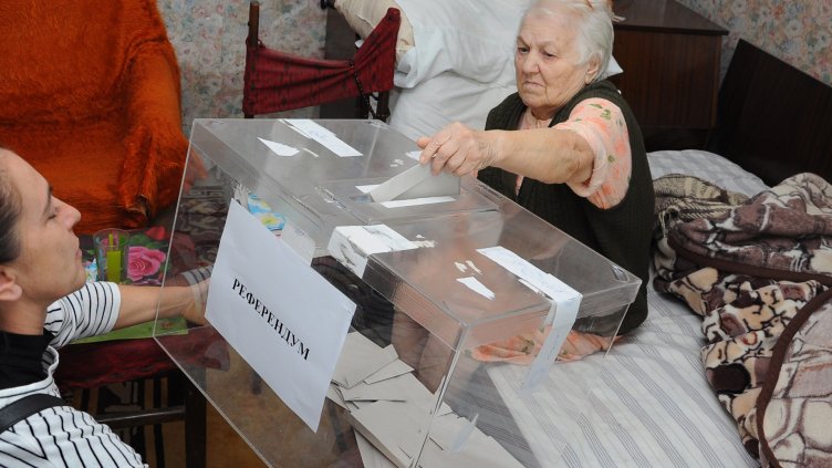 82-ГОДИШНАТА ГЕРГИНА ДЕМИРОВА беше един от избирателите, който даде своя вот благодарение на мобилната секция. Снимка ПЛАМЕН ГУТИНОВ