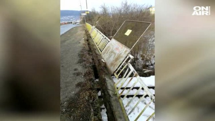 Парапет от надлез надвисна над жп линията Варна-София