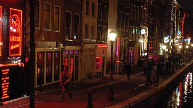 Амстердам забранява груповите посещения в Квартала на червените фенери